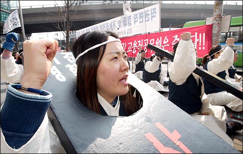 직권면직당한 경찰청 고용직 공무원들이 경찰청의 직권면직 처분 철회와 특별임용을 요구하며 8일 오전 서대문 경찰청 인근에서 82일째 농성을 벌이고 있다. 